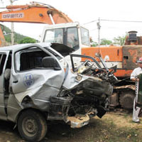 Tin tức trong ngày - Xe gỗ lao vào đường đang thi công, 2 người chết