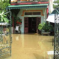 Tin tức trong ngày - Mang đồ thăm bà đẻ bị lũ cuốn trôi