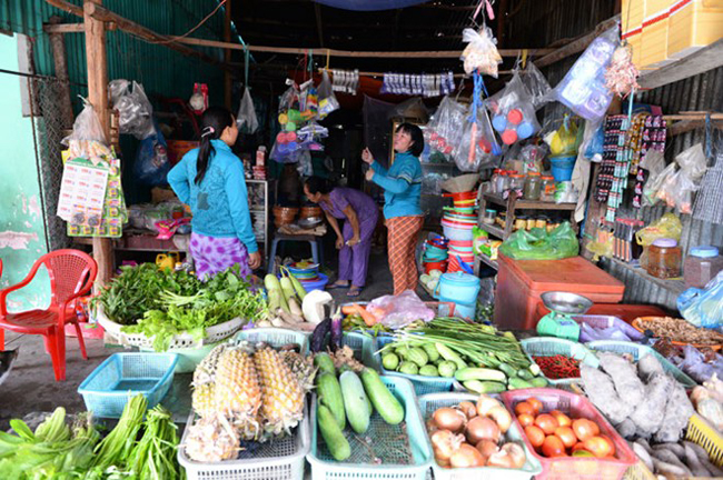 Đảo không có chợ. Các gia đình tự bán trước cửa nhà đồ ăn thức uống, rau cỏ.
