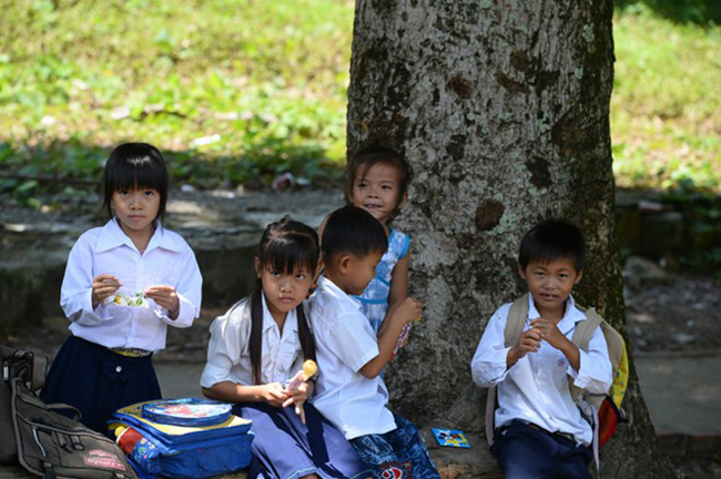 Sân trường Tiểu học Tiên Hải trong giờ giải lao.
