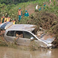Tin tức trong ngày - Ô tô bị lũ cuốn: Thi thể cháu bé trôi xa 100km