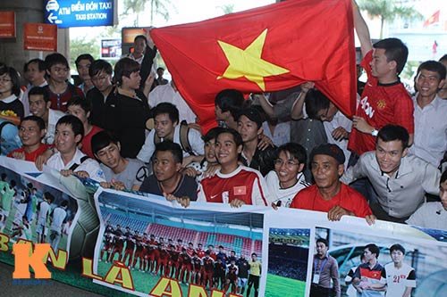 CĐV hân hoan đón U19 VN về Tân Sơn Nhất - 1