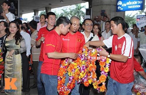 CĐV hân hoan đón U19 VN về Tân Sơn Nhất - 9