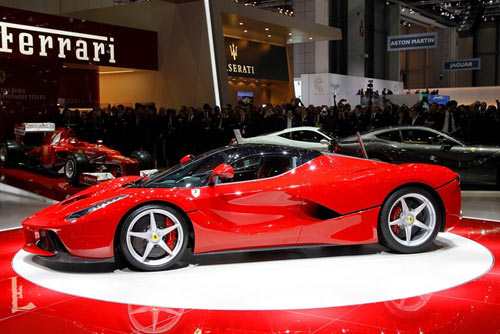 Ronaldo “tậu” LaFerrari mừng hợp đồng mới - 4