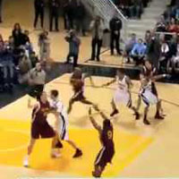 Thể thao - Video: Trọng tài cũng "Alley Oop" ghi điểm