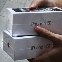 Pháp luật - Tiếp viên VN Airlines "xách tay" 50 iPhone 5S