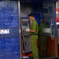 Pháp luật - Bắt 1 người nước ngoài đục máy ATM trộm tiền