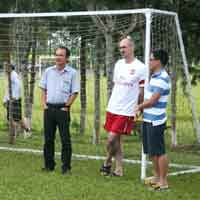 Bóng đá - U19 Việt Nam & cái “bắt tay” của bầu Đức