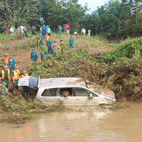 Tin tức trong ngày - Vụ ô tô bị lũ cuốn: Khởi tố lái xe