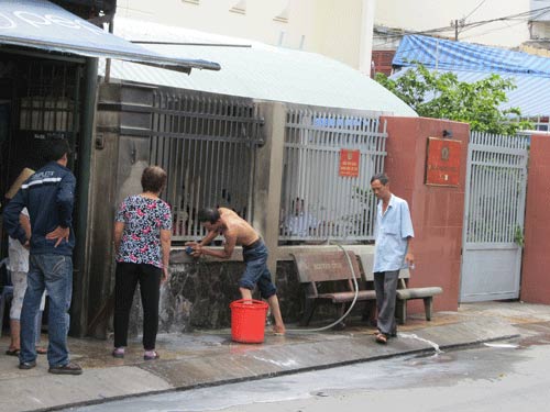 Tự thiêu trước cổng công an phường - 2
