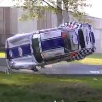 Thể thao - Mất lái, Porsche bay xuống mương nước
