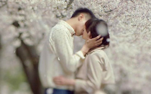 Video: Thổn thức nụ hôn dưới hoa anh đào - 3