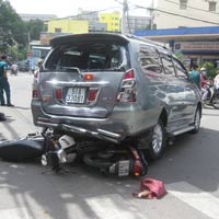 Tin tức trong ngày - Nhân viên rửa xe lùi ôtô tông 2 người nguy kịch