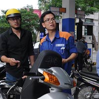 Thị trường - Tiêu dùng - Lỡ cơ hội giảm giá xăng dầu
