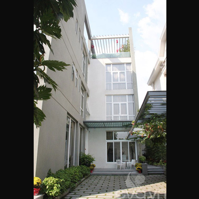 Đặc biệt căn hộ của Trương Ngọc Ánh cùng nằm trên khu Thảo Điền là nơi có biệt thự nhà chồng Tăng Thanh Hà.
