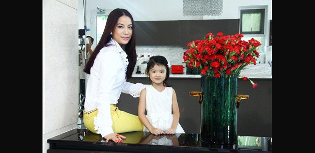 Trương Ngọc Ánh cùng cô con gái chụp hình trong không gian nhà bếp.
