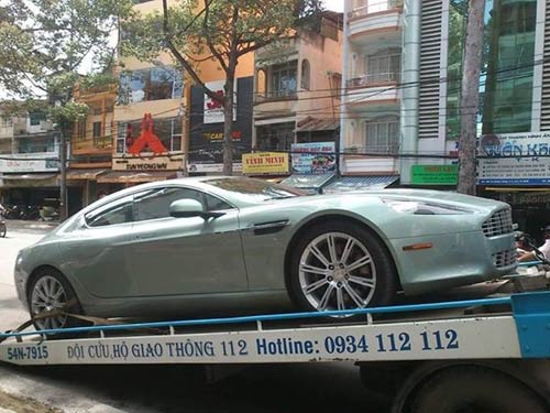 Aston Martin Rapide màu xanh xuất hiện ở Sài Gòn - 1