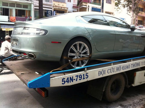 Aston Martin Rapide màu xanh xuất hiện ở Sài Gòn - 2