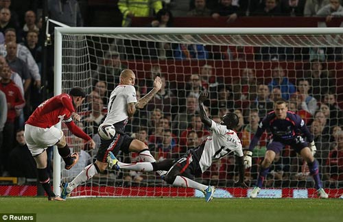 MU: Thủ lĩnh Rooney, thần tài Chicharito - 1