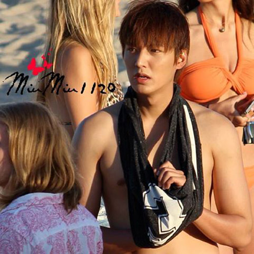 Lee Min Ho cực hot trên bãi biển - 12