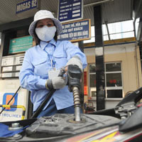 Thị trường - Tiêu dùng - Đã có thể giảm giá xăng trong nước