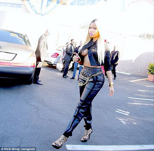 Nicki Minaj khoe ngực kỳ lạ trên phố - 1