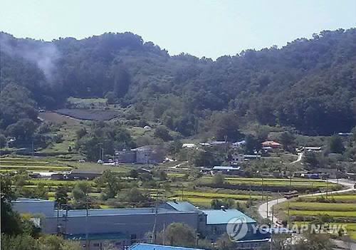 Máy bay chiến đấu Hàn Quốc đâm vào núi - 1