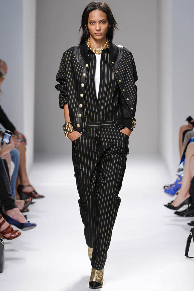 Rosie Huntington để ngực trần đi catwalk - 1