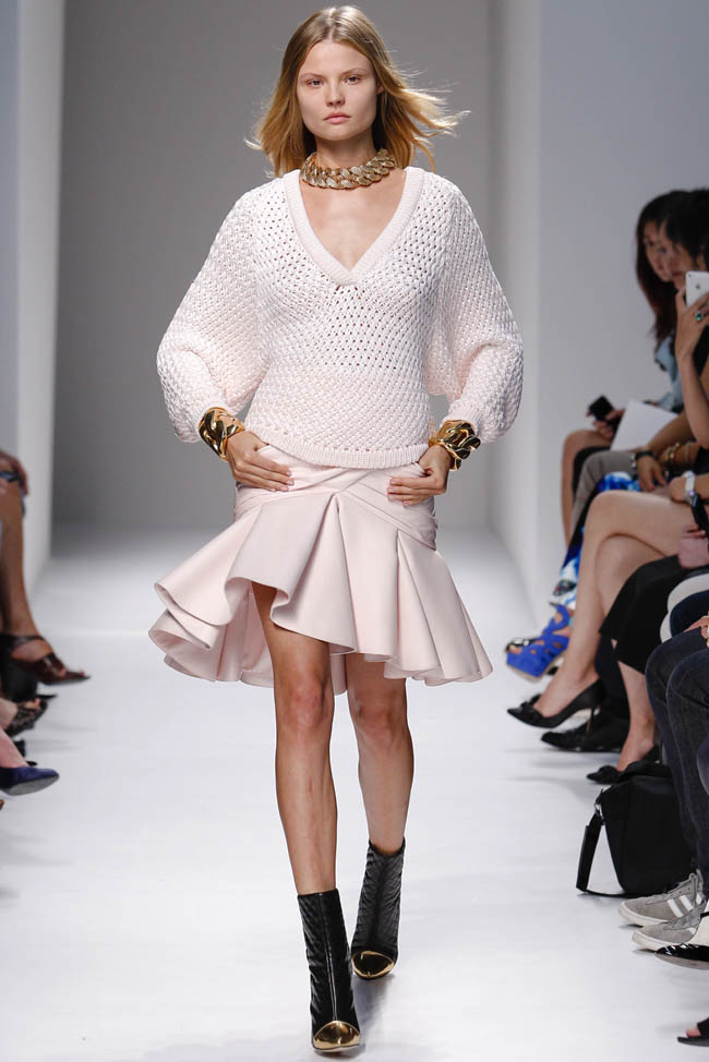 Rosie Huntington để ngực trần đi catwalk - 2