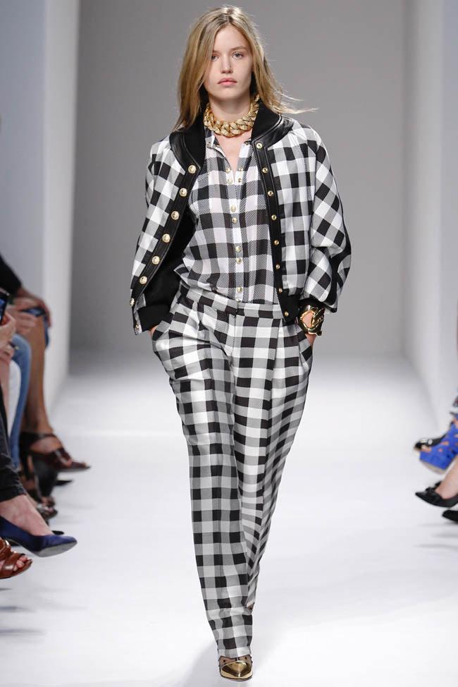 Rosie Huntington để ngực trần đi catwalk - 6