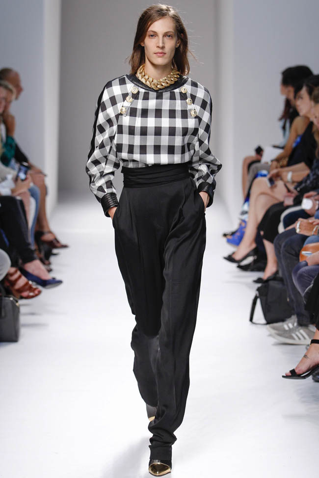 Rosie Huntington để ngực trần đi catwalk - 8