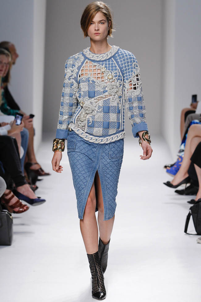 Rosie Huntington để ngực trần đi catwalk - 12