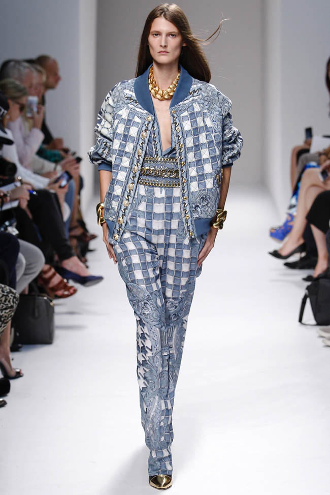 Rosie Huntington để ngực trần đi catwalk - 14