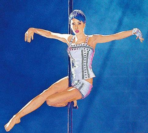 Ngỡ ngàng với tài múa cột của diva - 11