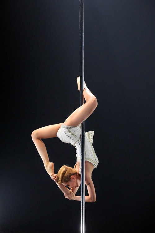 Ngỡ ngàng với tài múa cột của diva - 2