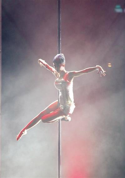 Ngỡ ngàng với tài múa cột của diva - 4