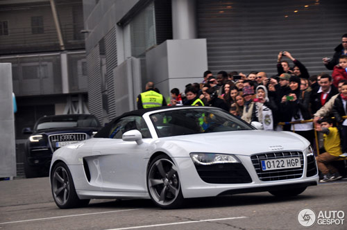 Ronaldo lái Audi R8 V10 Spyder rời sân bóng - 4