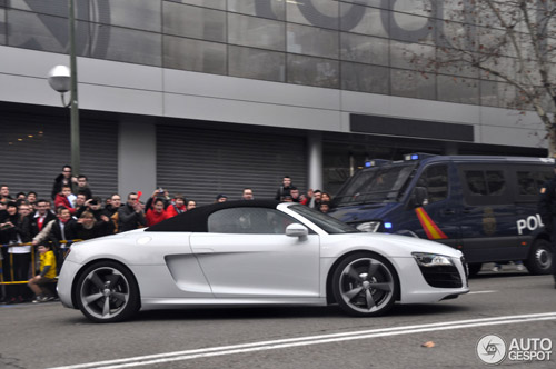 Ronaldo lái Audi R8 V10 Spyder rời sân bóng - 5