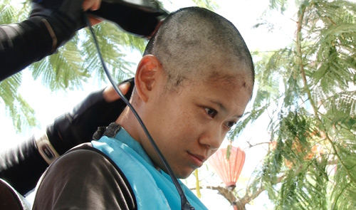 Nhan Phúc Vinh - Linh Chi cạo trọc đầu - 2