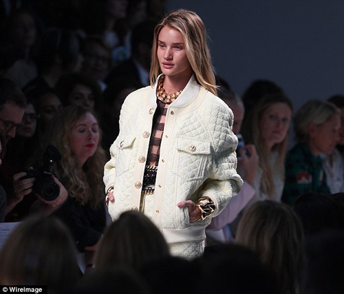 Rosie Huntington để ngực trần đi catwalk - 3