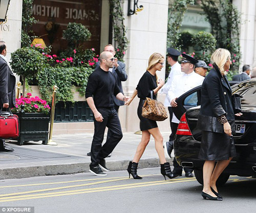 Rosie Huntington để ngực trần đi catwalk - 4