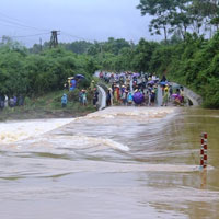Tin tức trong ngày - Đi qua đập tràn, hai 9X bị lũ cuốn trôi 5km