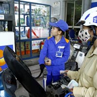 Thị trường - Tiêu dùng - Kinh doanh xăng dầu:  Vẫn nặng xin - cho