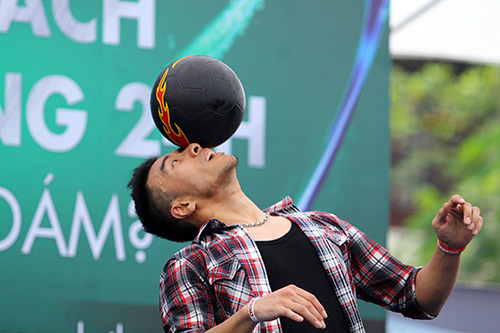 "Thử thách tâng bóng 24h" cuốn hút giới trẻ - 8