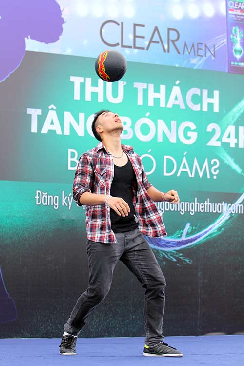 "Thử thách tâng bóng 24h" cuốn hút giới trẻ - 2