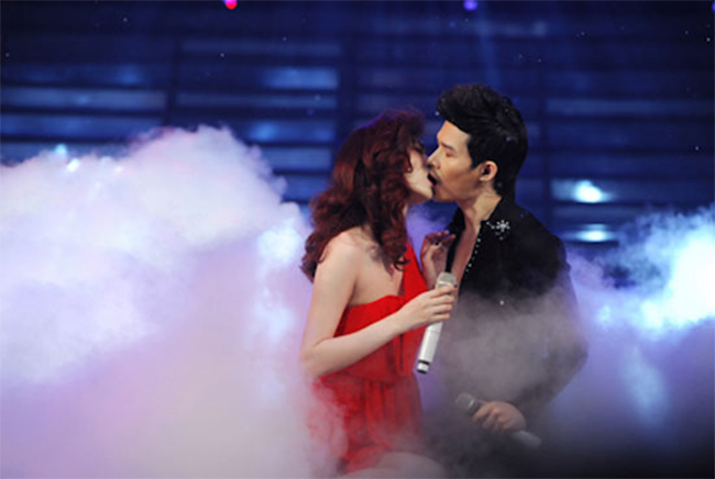 Ngọc Oanh và Nathan Lee trên sân khấu Cặp đôi hoàn hảo
