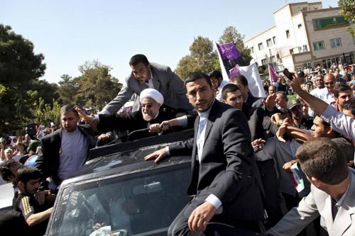 Tổng thống Iran bị ném giày và trứng thối - 1