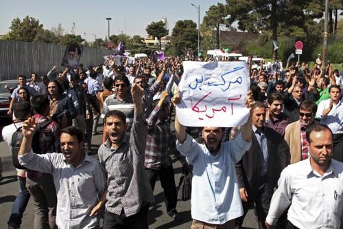 Tổng thống Iran bị ném giày và trứng thối - 2