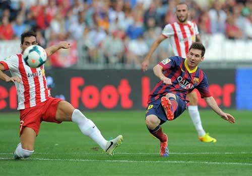 Marc Bartra che mờ bóng Messi - 1