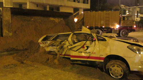 Xe ben chở cát tông taxi, tài xế chết thảm - 1